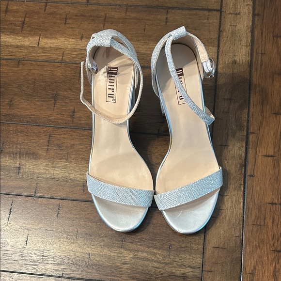 Silver High Heel Sandals NWOT Size 7 - Picture 2 of 7